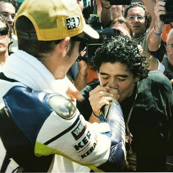 Valentino come Maradona, ma guardate chi ha baciato la mano quando si sono incontrati... 